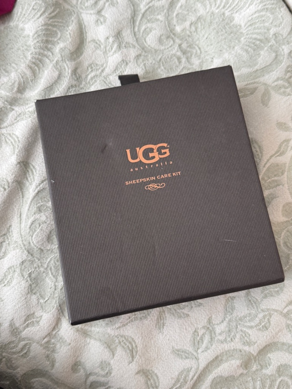 UGG Black Box with Copper Logo Sheepskin Care Kit